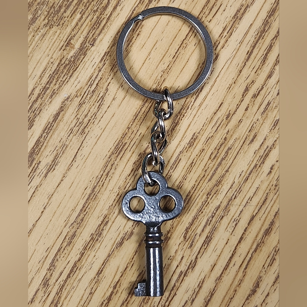Restoration Hardware Antiqued Silver Tone Skeleton Key Keychain